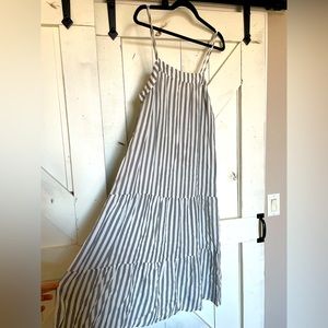 Maxi/midi dress, size medium! Bought on Amazon. Never wore it. Light and airy!